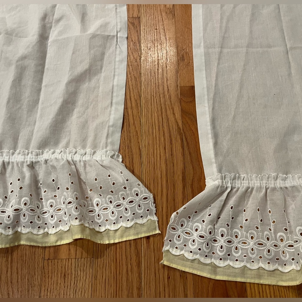 Vintage white ruffled eyelet curtains w pale yellow trim - Picture 15 of 16